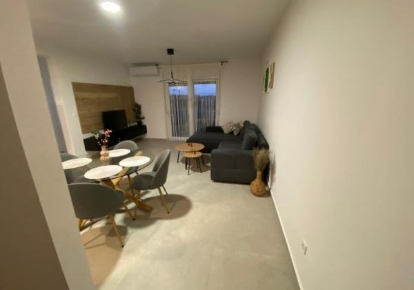 CHORVÁTSKO, PRIVLAKA - MODERNÝ APARTMÁN S VÝHĽADOM NA MORE LEN 150 M OD PLÁŽE