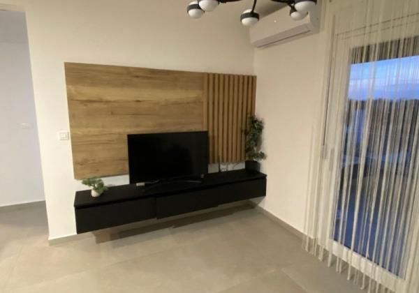 CHORVÁTSKO, PRIVLAKA - MODERNÝ APARTMÁN S VÝHĽADOM NA MORE LEN 150 M OD PLÁŽE