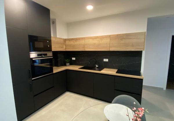 CHORVÁTSKO, PRIVLAKA - MODERNÝ APARTMÁN S VÝHĽADOM NA MORE LEN 150 M OD PLÁŽE