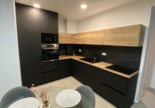 CHORVÁTSKO, PRIVLAKA - MODERNÝ APARTMÁN S VÝHĽADOM NA MORE LEN 150 M OD PLÁŽE