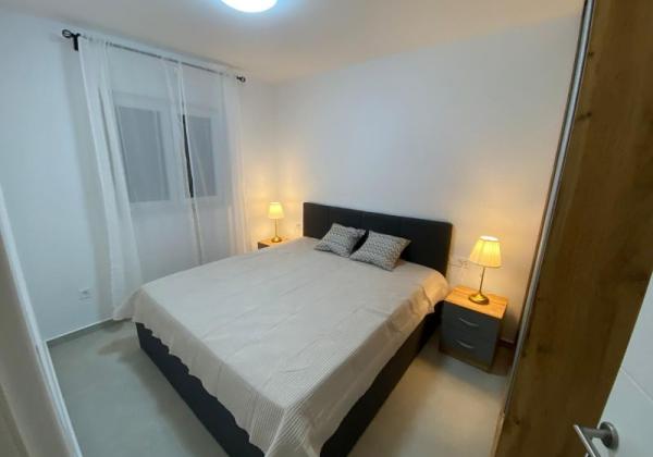 CHORVÁTSKO, PRIVLAKA - MODERNÝ APARTMÁN S VÝHĽADOM NA MORE LEN 150 M OD PLÁŽE