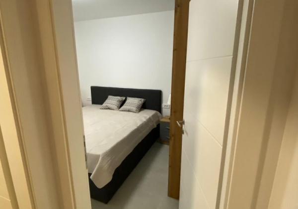 CHORVÁTSKO, PRIVLAKA - MODERNÝ APARTMÁN S VÝHĽADOM NA MORE LEN 150 M OD PLÁŽE