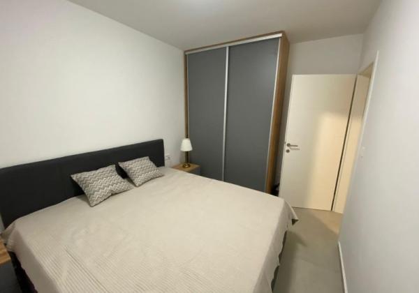 CHORVÁTSKO, PRIVLAKA - MODERNÝ APARTMÁN S VÝHĽADOM NA MORE LEN 150 M OD PLÁŽE