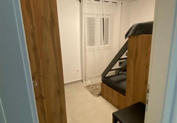 CHORVÁTSKO, PRIVLAKA - MODERNÝ APARTMÁN S VÝHĽADOM NA MORE LEN 150 M OD PLÁŽE