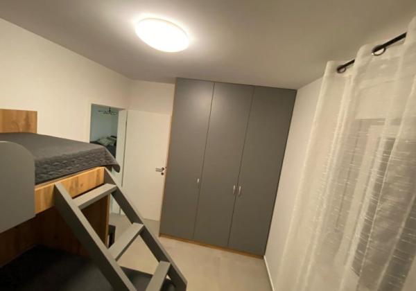 CHORVÁTSKO, PRIVLAKA - MODERNÝ APARTMÁN S VÝHĽADOM NA MORE LEN 150 M OD PLÁŽE