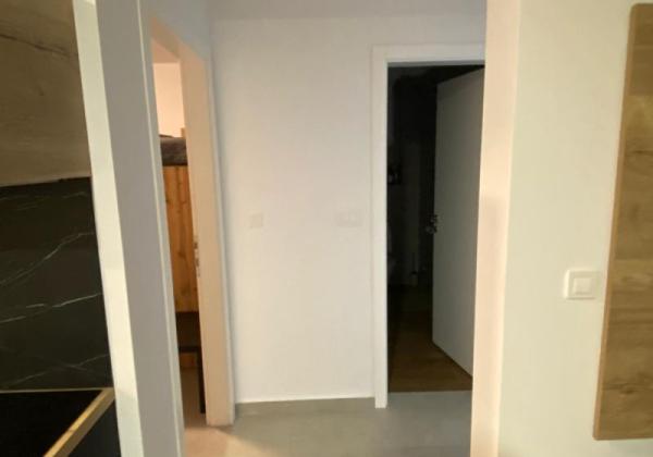 CHORVÁTSKO, PRIVLAKA - MODERNÝ APARTMÁN S VÝHĽADOM NA MORE LEN 150 M OD PLÁŽE