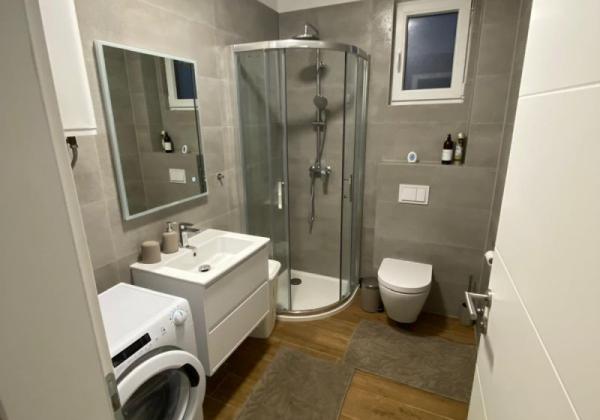 CHORVÁTSKO, PRIVLAKA - MODERNÝ APARTMÁN S VÝHĽADOM NA MORE LEN 150 M OD PLÁŽE