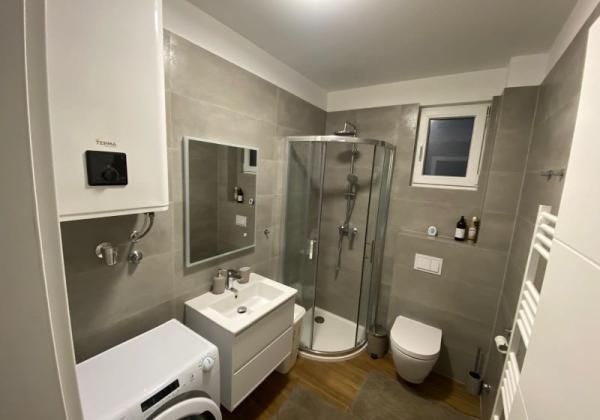 CHORVÁTSKO, PRIVLAKA - MODERNÝ APARTMÁN S VÝHĽADOM NA MORE LEN 150 M OD PLÁŽE