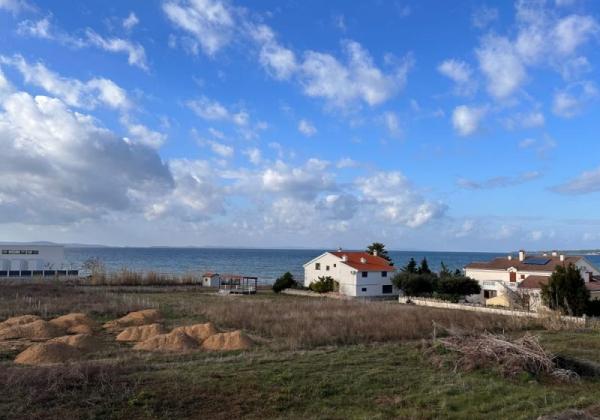 CHORVÁTSKO, PRIVLAKA - MODERNÝ APARTMÁN S VÝHĽADOM NA MORE LEN 150 M OD PLÁŽE