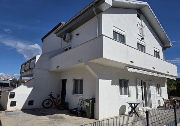 Chorvátsko- Dom s výhľadom na more blízko pláže na ostrove Vir