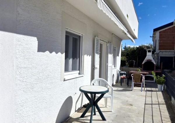 Chorvátsko- Dom s výhľadom na more blízko pláže na ostrove Vir