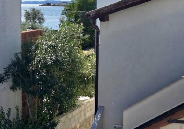 Chorvátsko- Dom s výhľadom na more blízko pláže na ostrove Vir