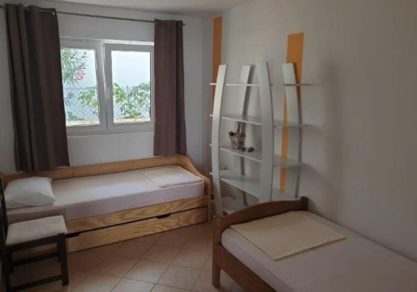 Chorvátsko, ostrov Vir - Na predaj útulný trojizbový apartmán len 30m od mora!