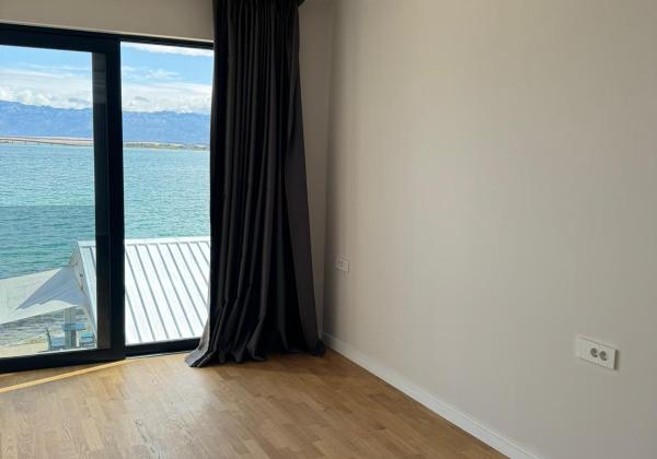 Chorvátsko - Na predaj novostavba apartmánu v prvej rade od mora