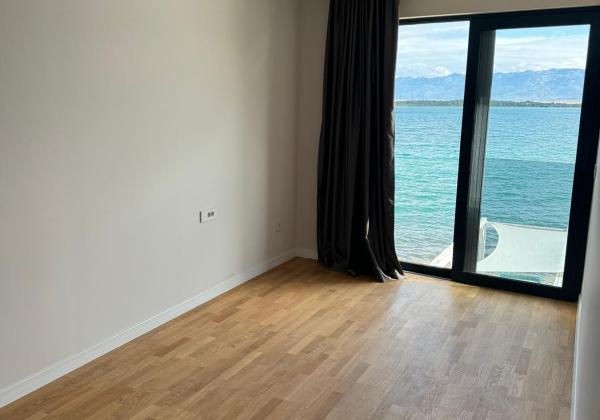 Chorvátsko - Na predaj novostavba apartmánu v prvej rade od mora