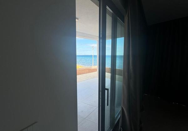 Chorvátsko - Na predaj novostavba apartmánu v prvej rade od mora