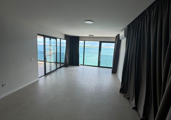 Chorvátsko - Na predaj novostavba apartmánu v prvej rade od mora