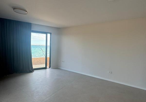 Chorvátsko - Na predaj novostavba apartmánu v prvej rade od mora
