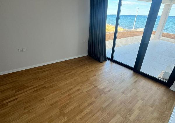 Chorvátsko - Na predaj novostavba apartmánu v prvej rade od mora