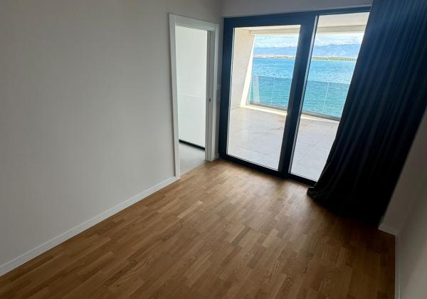 Chorvátsko - Na predaj novostavba apartmánu v prvej rade od mora