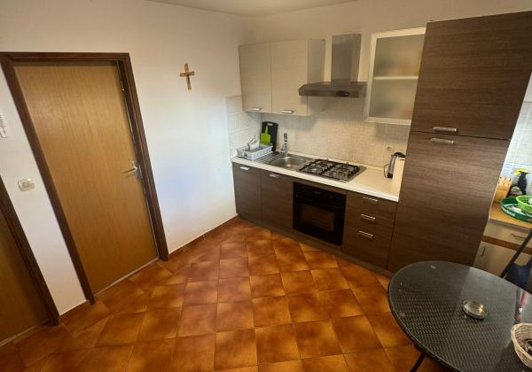 Chorvátsko , ostrov Vir - Na predaj prízemný apartmán len 70m od mora