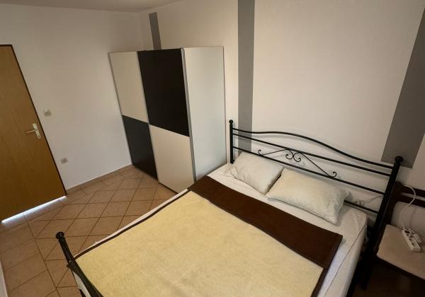 Chorvátsko , ostrov Vir - Na predaj prízemný apartmán len 70m od mora