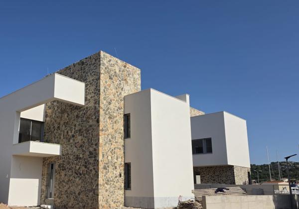 CHORVÁTSKO - LUXUS NA DOSAH MORA - EXLUZÍVNE VILA V REZIDENCII NA OSTROVE MURTER