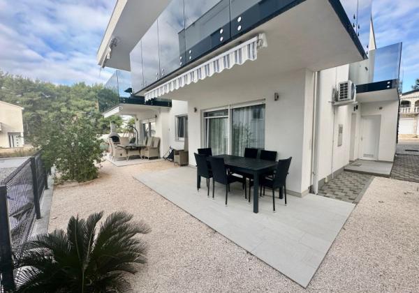 CHORVÁTSKO : VIR – PRÍZEMNÝ APARTMÁN S TERASOU, IBA 70 M OD MORA!