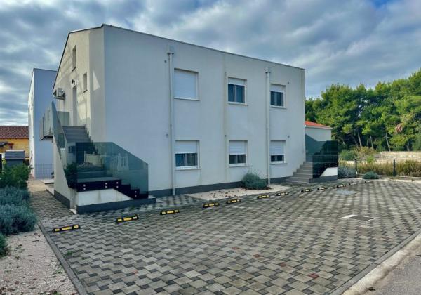 CHORVÁTSKO : VIR – PRÍZEMNÝ APARTMÁN S TERASOU, IBA 70 M OD MORA!