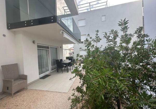 CHORVÁTSKO : VIR – PRÍZEMNÝ APARTMÁN S TERASOU, IBA 70 M OD MORA!