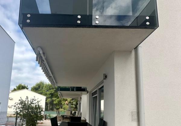 CHORVÁTSKO : VIR – PRÍZEMNÝ APARTMÁN S TERASOU, IBA 70 M OD MORA!