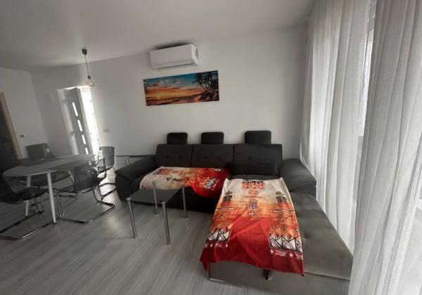 CHORVÁTSKO : VIR – PRÍZEMNÝ APARTMÁN S TERASOU, IBA 70 M OD MORA!