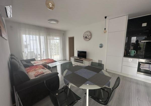 CHORVÁTSKO : VIR – PRÍZEMNÝ APARTMÁN S TERASOU, IBA 70 M OD MORA!