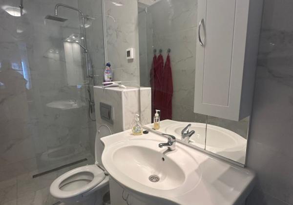 CHORVÁTSKO : VIR – PRÍZEMNÝ APARTMÁN S TERASOU, IBA 70 M OD MORA!