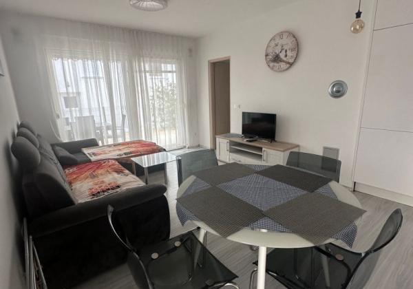 CHORVÁTSKO : VIR – PRÍZEMNÝ APARTMÁN S TERASOU, IBA 70 M OD MORA!