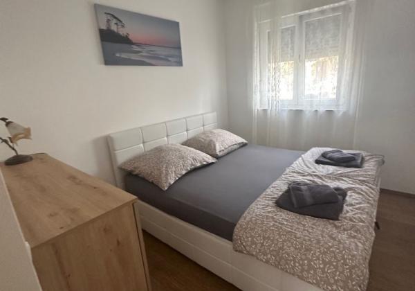 CHORVÁTSKO : VIR – PRÍZEMNÝ APARTMÁN S TERASOU, IBA 70 M OD MORA!