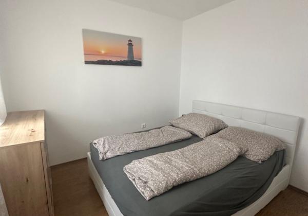 CHORVÁTSKO : VIR – PRÍZEMNÝ APARTMÁN S TERASOU, IBA 70 M OD MORA!