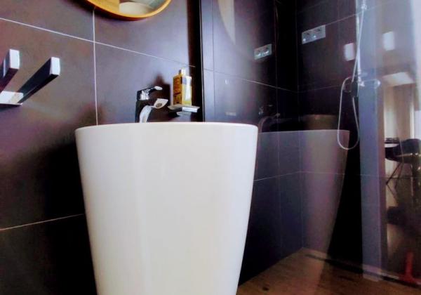 CHORVÁTSKO, OSTROV VIR  NA PREDAJ ŠTÝLOVÝ APARTMÁN S VÝHĽADOM NA MORE