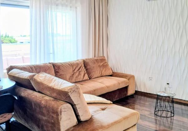 CHORVÁTSKO, OSTROV VIR  NA PREDAJ ŠTÝLOVÝ APARTMÁN S VÝHĽADOM NA MORE