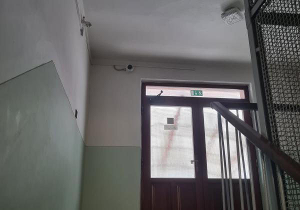 Pôvodný 2-izbový byt s južnou loggiou a nízkymi nákladmi – centrum Brezna - PREDAJ