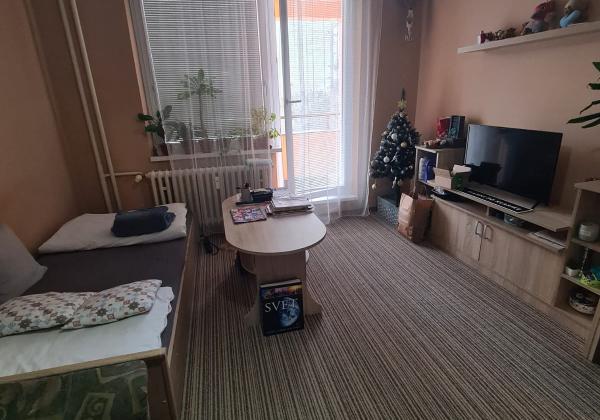 Pôvodný 2-izbový byt s južnou loggiou a nízkymi nákladmi – centrum Brezna - PREDAJ