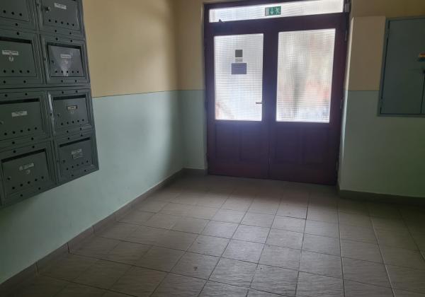 Pôvodný 2-izbový byt s južnou loggiou a nízkymi nákladmi – centrum Brezna - PREDAJ