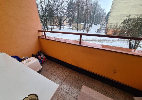 Pôvodný 2-izbový byt s južnou loggiou a nízkymi nákladmi – centrum Brezna - PREDAJ