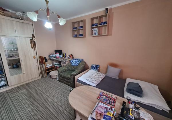 Pôvodný 2-izbový byt s južnou loggiou a nízkymi nákladmi – centrum Brezna - PREDAJ