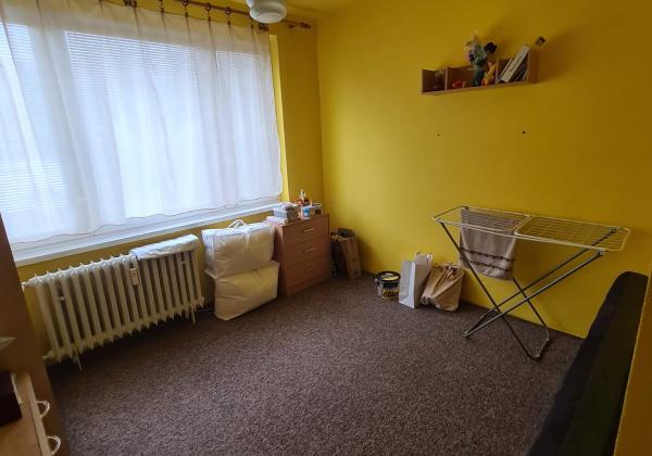 Pôvodný 2-izbový byt s južnou loggiou a nízkymi nákladmi – centrum Brezna - PREDAJ