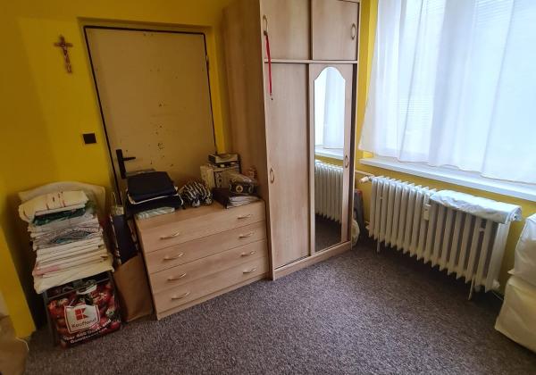 Pôvodný 2-izbový byt s južnou loggiou a nízkymi nákladmi – centrum Brezna - PREDAJ