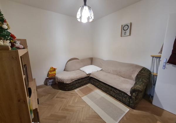 Pôvodný 2-izbový byt s južnou loggiou a nízkymi nákladmi – centrum Brezna - PREDAJ