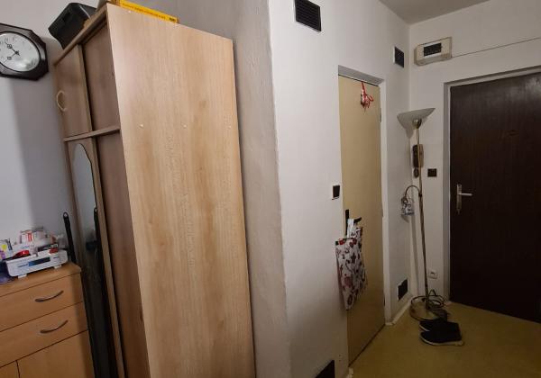 Pôvodný 2-izbový byt s južnou loggiou a nízkymi nákladmi – centrum Brezna - PREDAJ