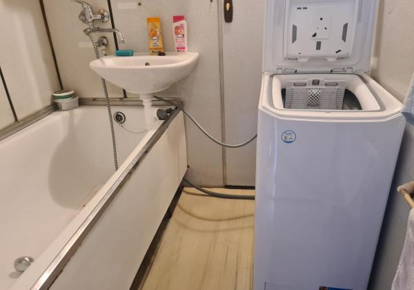 Pôvodný 2-izbový byt s južnou loggiou a nízkymi nákladmi – centrum Brezna - PREDAJ