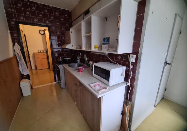 Pôvodný 2-izbový byt s južnou loggiou a nízkymi nákladmi – centrum Brezna - PREDAJ